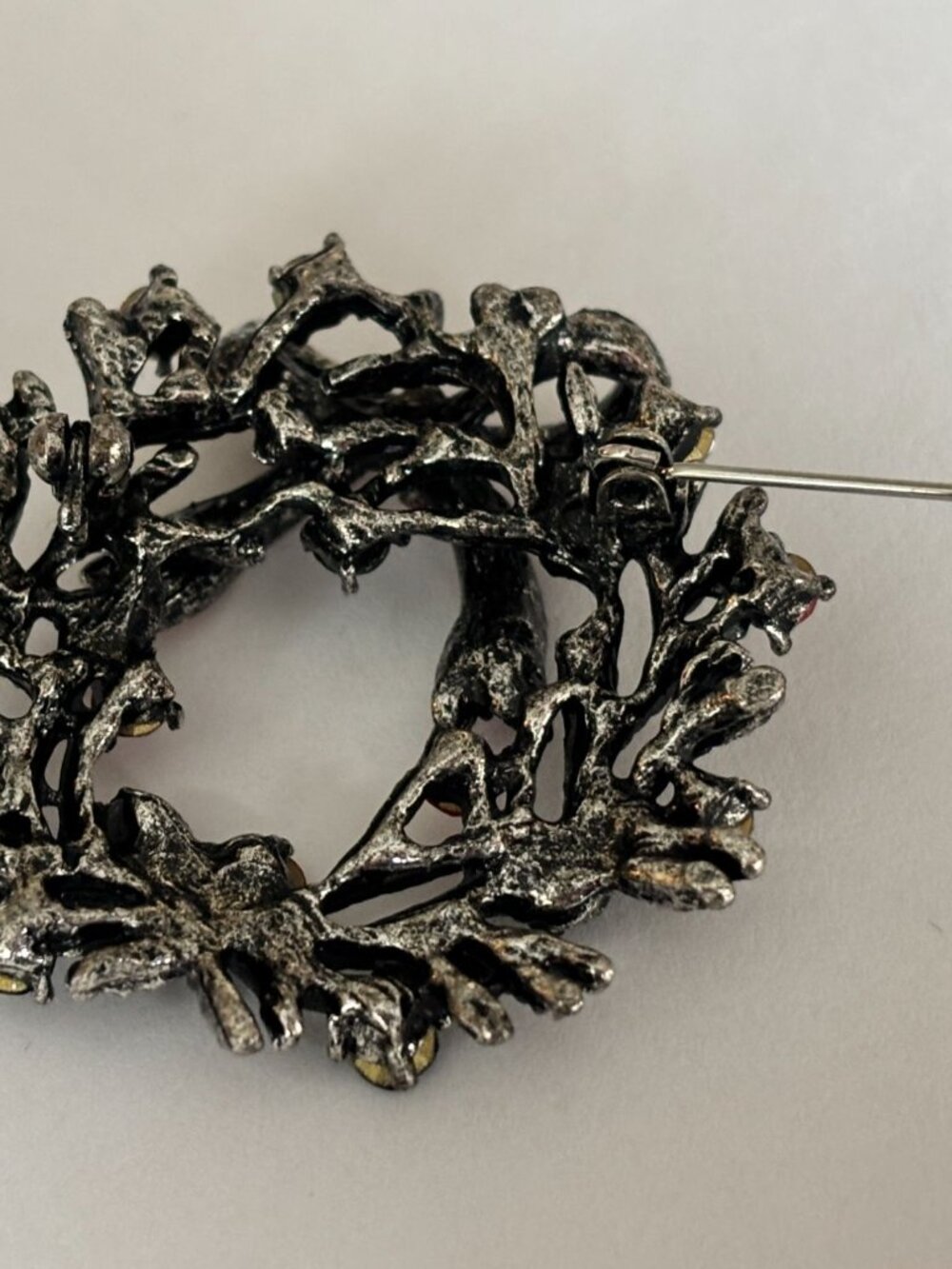 Christmas Wreath Brooch Pin Red and Green Rhinestone Holiday Jewelry Silver Tone - Picture 4 of 6